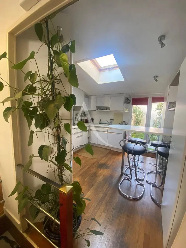 Кухиња; поглед, дрвени под, природно светло