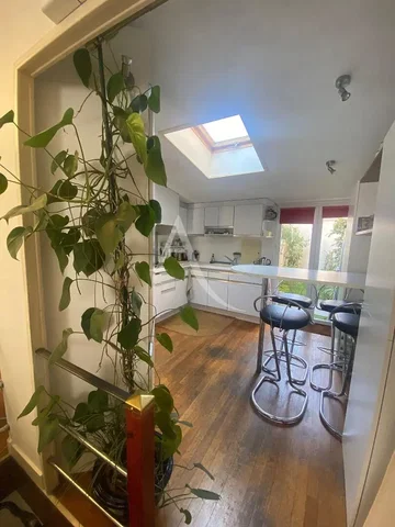 Кухиња; поглед, дрвени под, природно светло