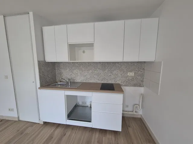 Kuchyně; kuchyňské spotřebiče, po rekonstrukci, přirozené světlo, moderní styl