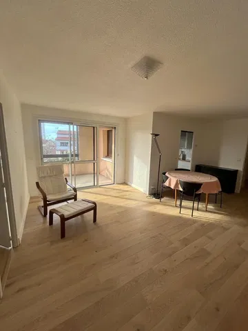 Salón; vista, suelo de madera, luz natural