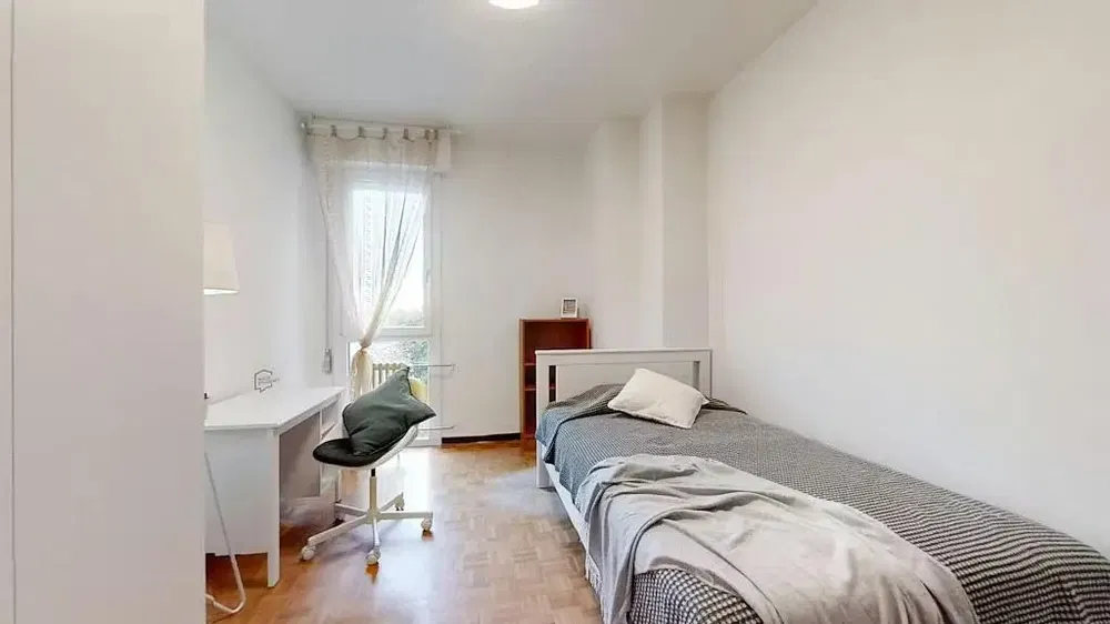 Spavaća soba; prirodno svjetlo, drveni pod