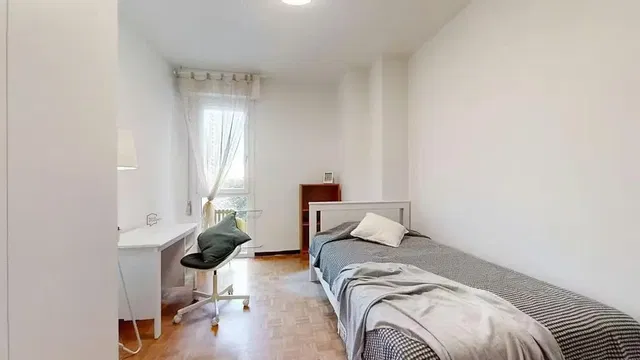 Schlafzimmer; tageslicht, holzboden