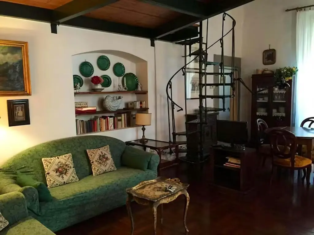 Wohnzimmer; rustikaler stil, holzbalken, tageslicht