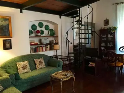 Wohnzimmer; rustikaler stil, holzbalken, tageslicht