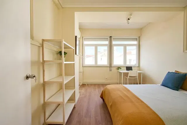 Schlafzimmer; tageslicht, holzboden