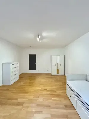 Спаваћа соба; дрвени под, природно светло