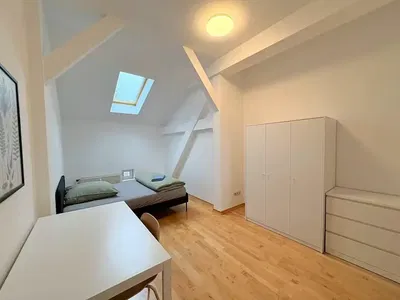 Slaapkamer; houten vloer, natuurlijk licht