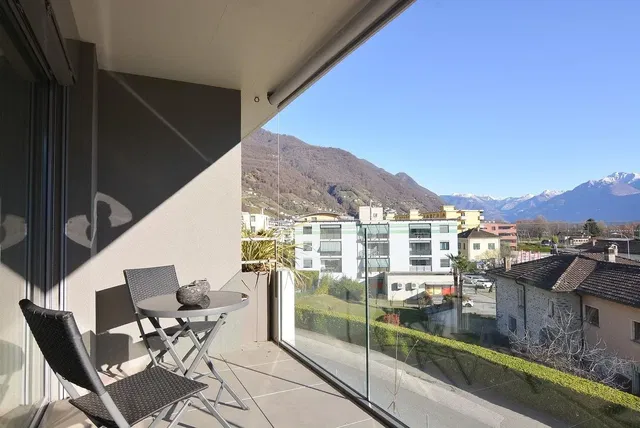 Balkon; uitzicht, tegelvloer, natuurlijk licht