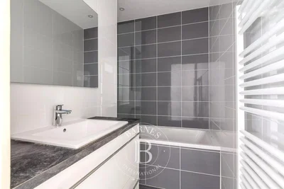 Badezimmer; fliesenboden, renoviert, tageslicht, moderner stil