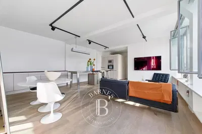 Dnevni boravak; moderan stil, drveni pod, prirodna svjetlost, kućanski aparati