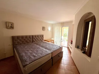 Schlafzimmer; fliesenboden, tageslicht, moderner stil