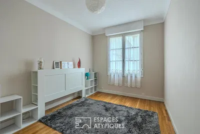 Schlafzimmer; holzboden, tageslicht, moderner stil