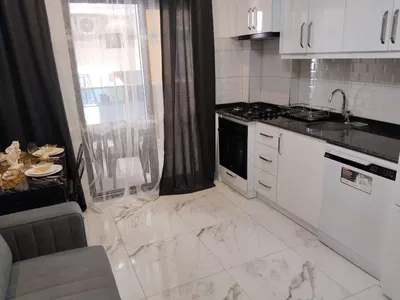 Kuchyně; kuchyňské spotřebiče, dlažba, přirozené světlo