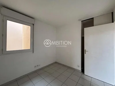 Dormitorio; suelo de baldosas, luz natural