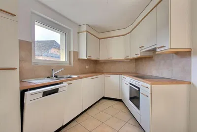 Küche; küchengeräte, fliesenboden, tageslicht, moderner stil