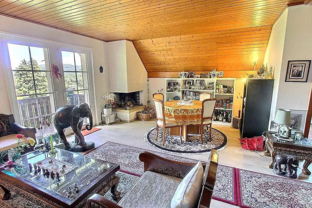 Wohnzimmer; holzbalken, holzboden, kamin, tageslicht, rustikaler stil