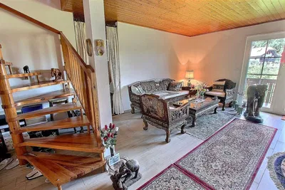 Wohnzimmer; holzboden, rustikaler stil, tageslicht