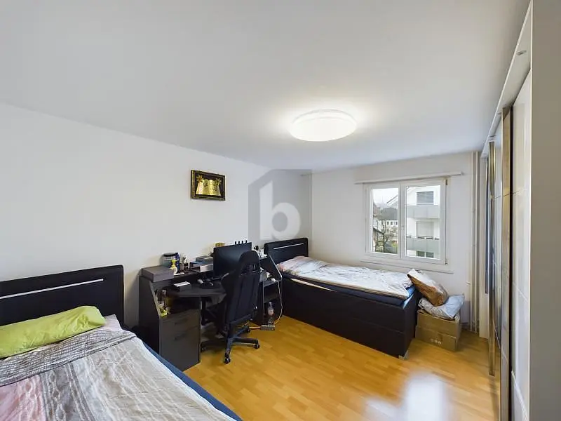 Schlafzimmer; holzboden, tageslicht