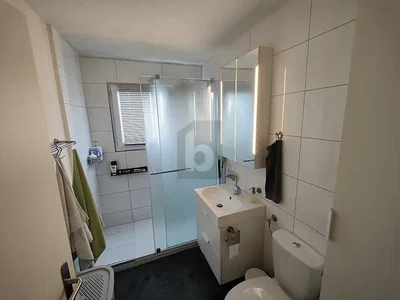 Badezimmer; fliesenboden, tageslicht, renoviert