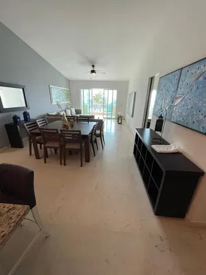 Salón; suelo de baldosas, luz natural, estilo moderno