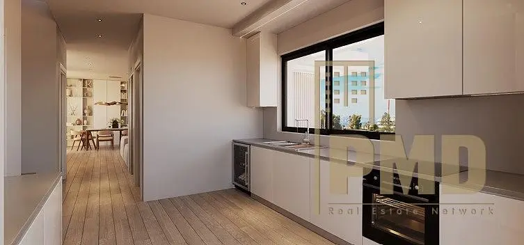 Cuisine; électroménager, parquet, lumière naturelle, style moderne