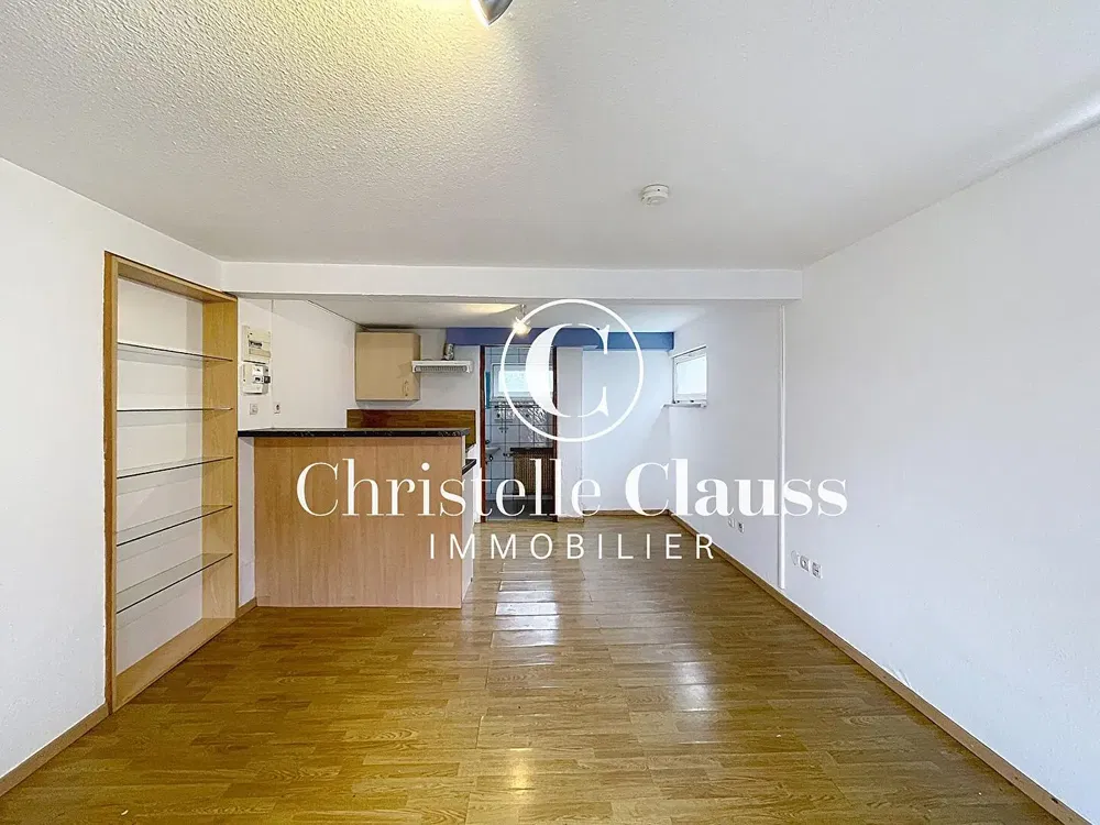 Woonkamer; houten vloer, natuurlijk licht