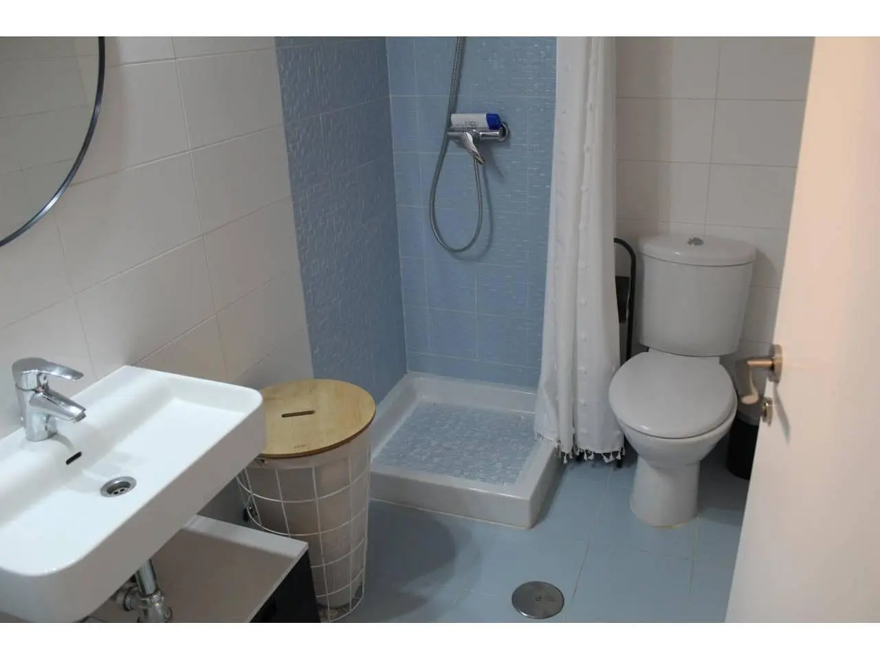 Badezimmer; fliesenboden, tageslicht, renoviert