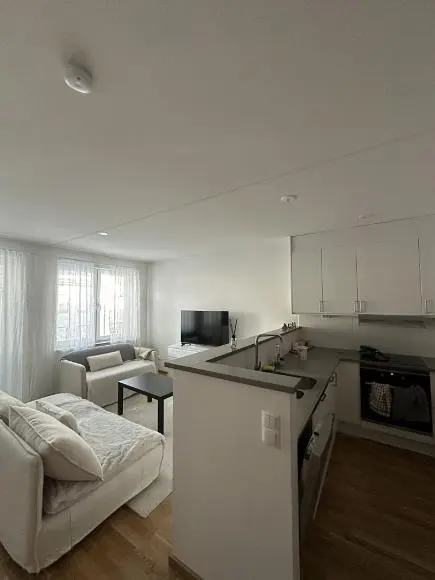 Soggiorno; luce naturale, pavimento in legno