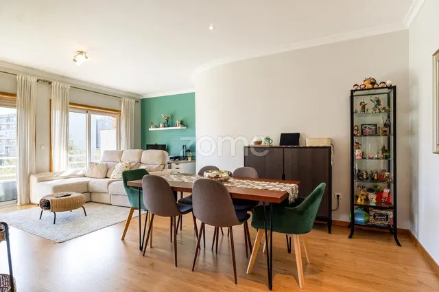 Obývací pokoj; výhled, přirozené světlo, moderní styl