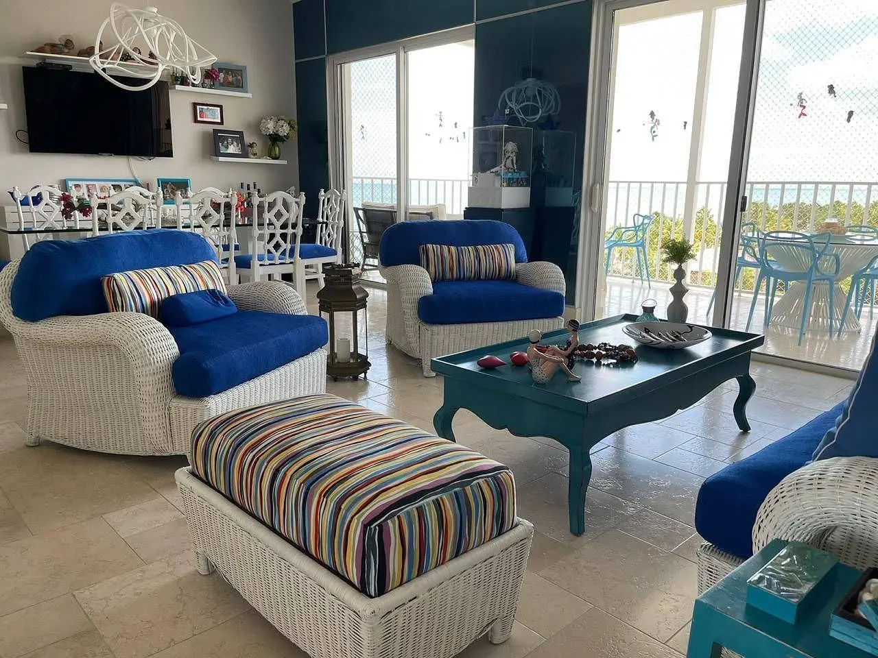 Obývací pokoj; výhled, přirozené světlo, moderní styl