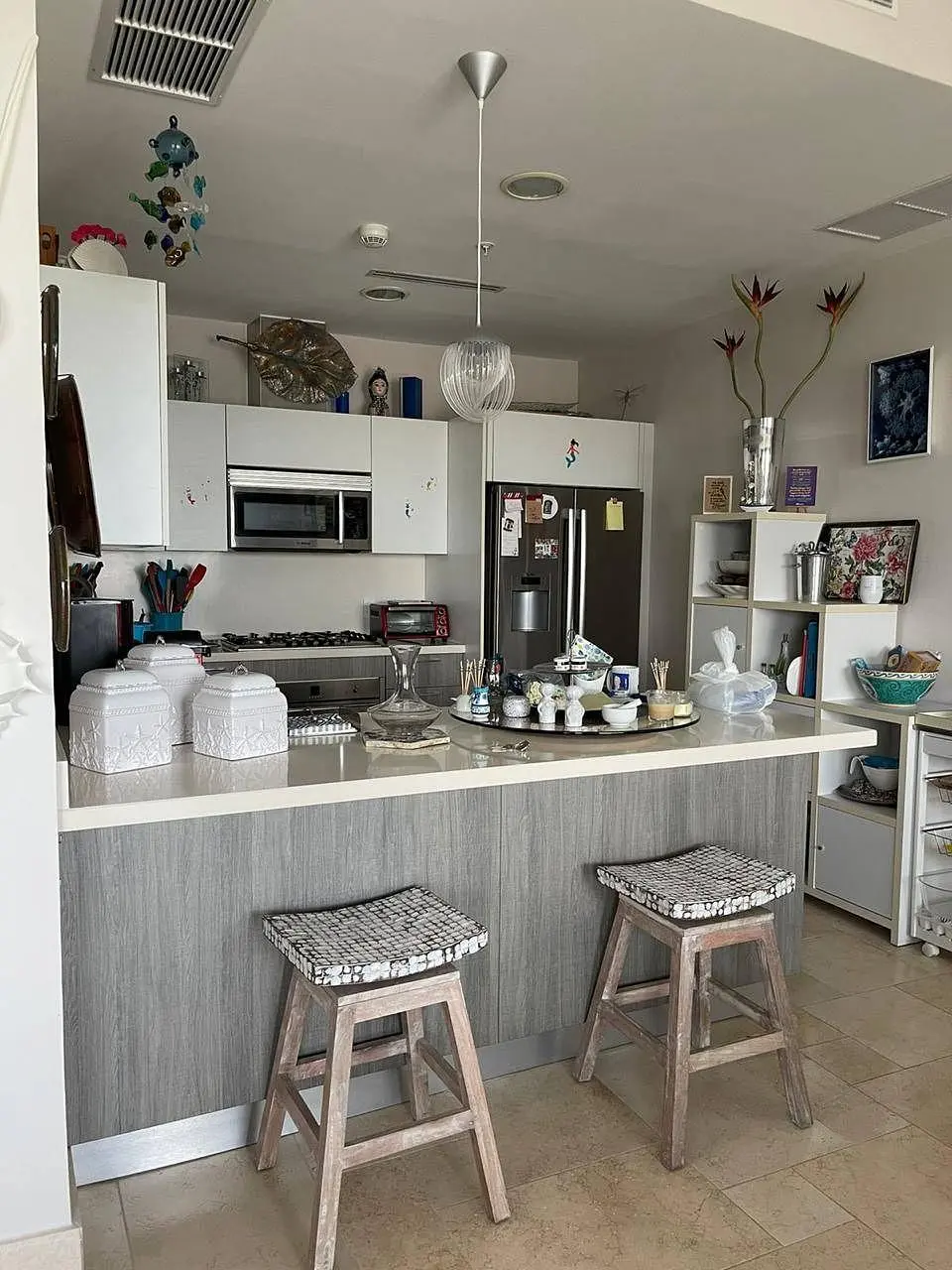 Kuchyně; kuchyňské spotřebiče, dlažba, přirozené světlo