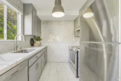 Kuchyně; kuchyňské spotřebiče, výhled, dlažba, po rekonstrukci, přirozené světlo, moderní styl