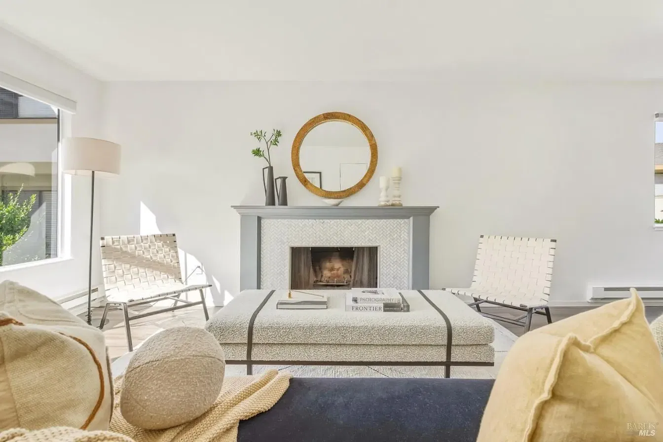 Obývací pokoj; krb, přirozené světlo, moderní styl