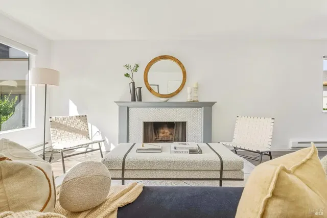 Obývací pokoj; krb, přirozené světlo, moderní styl