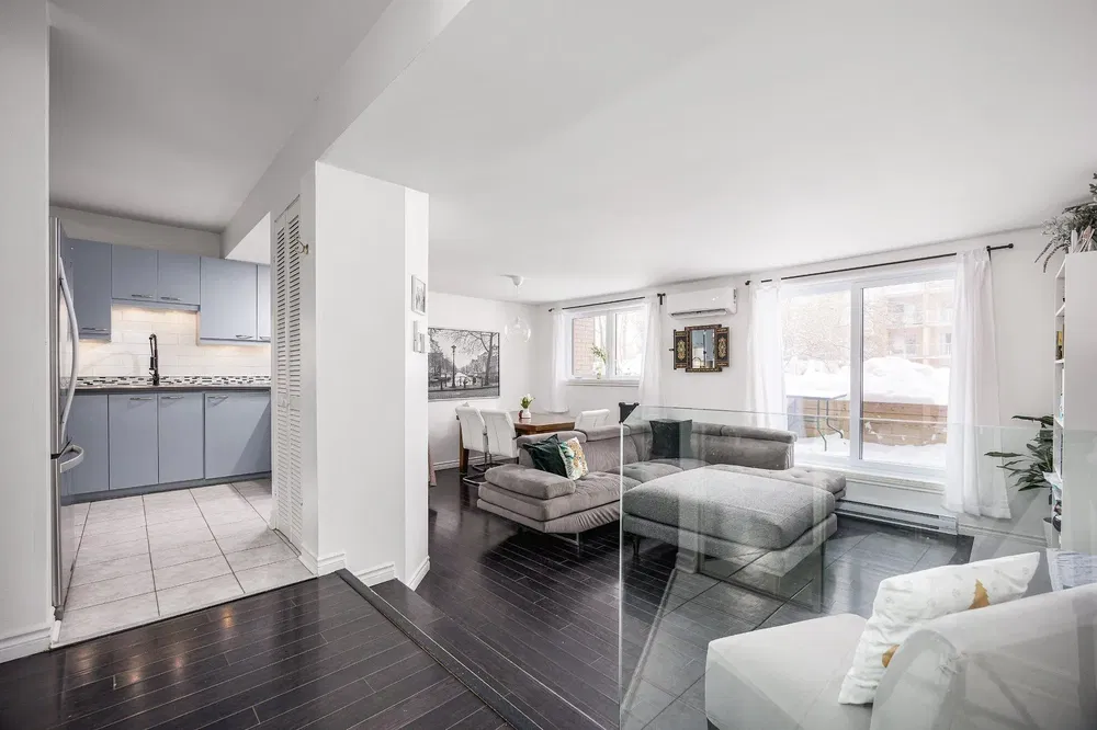 Wohnzimmer; tageslicht, moderner stil, fliesenboden, holzboden