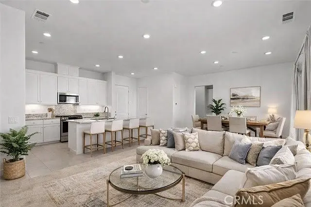 Oturma odası; doğal ışık, modern stil, fayans zemin