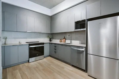 Cuisine; électroménager, rénové, parquet, lumière naturelle, style moderne
