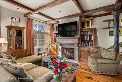 Obývačka; drevené trámy, krb, drevená podlaha, rustikálny štýl, prirodzené svetlo