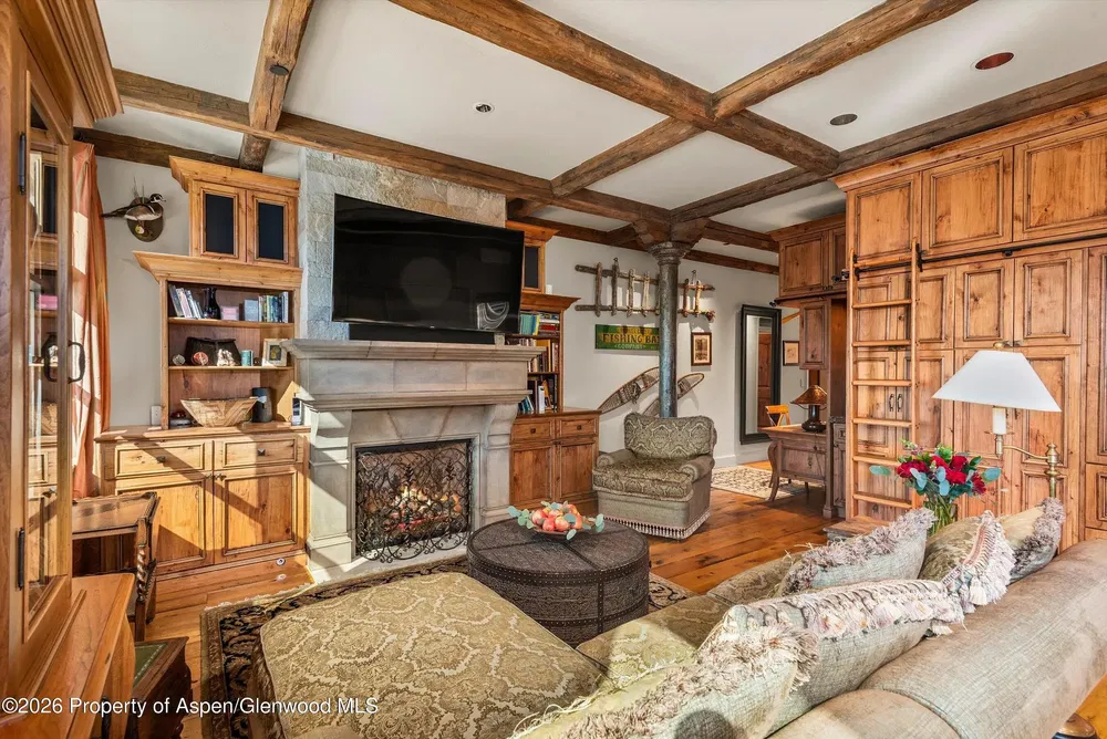 Obývačka; krb, drevené trámy, drevená podlaha, rustikálny štýl