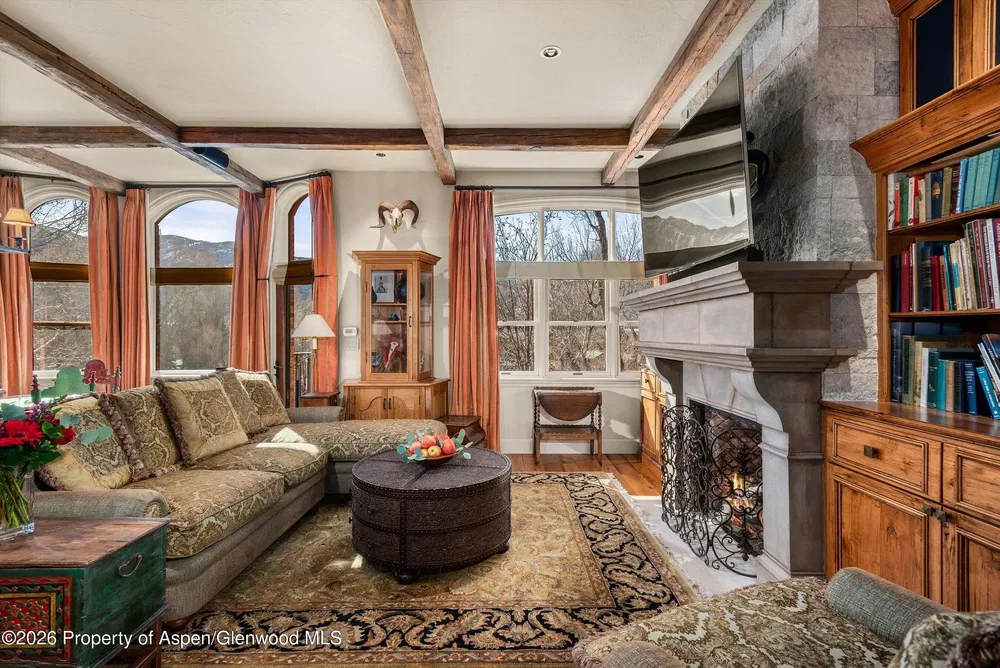 Obývačka; krb, drevené trámy, výhľad, prirodzené svetlo