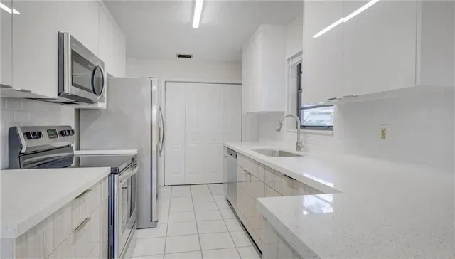 Kuchyňa; kuchynské spotrebiče, dlažba, po rekonštrukcii, prirodzené svetlo