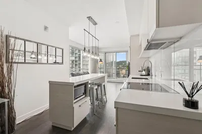 Kuchyňa; kuchynské spotrebiče, prirodzené svetlo, moderný štýl, výhľad