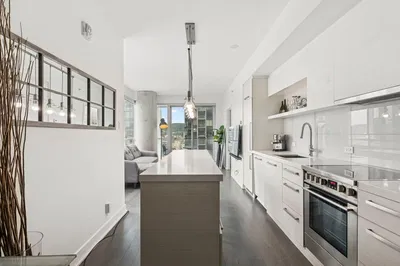 Kuchyňa; kuchynské spotrebiče, prirodzené svetlo, moderný štýl