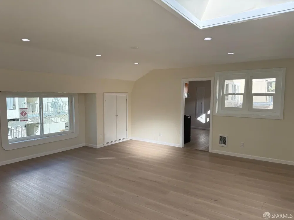 Salon; lumière naturelle, parquet, rénové