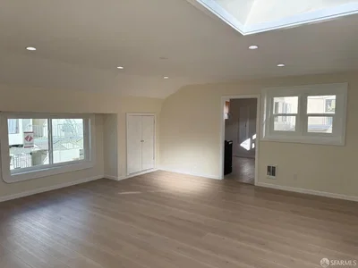 Salon; lumière naturelle, parquet, rénové