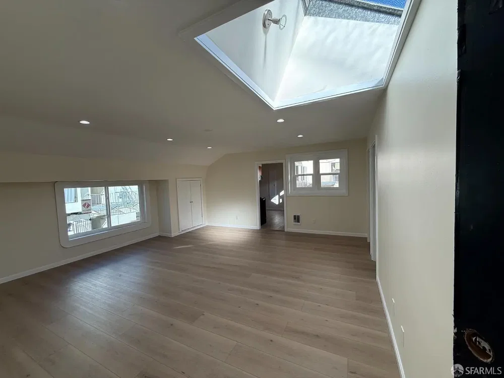 Salon; lumière naturelle, parquet, rénové