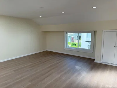 Salon; lumière naturelle, parquet, rénové