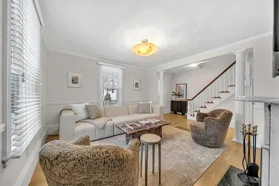 Obývačka; prirodzené svetlo, moderný štýl, drevená podlaha, krb