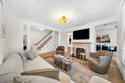 Obývačka; krb, prirodzené svetlo, moderný štýl, drevená podlaha