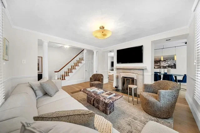 Oturma odası; şömine, doğal ışık, modern stil, ahşap zemin